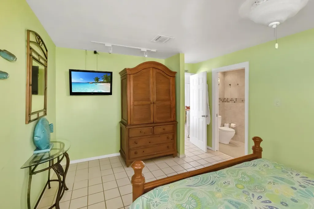 Queens Highway 18 Exuma BS