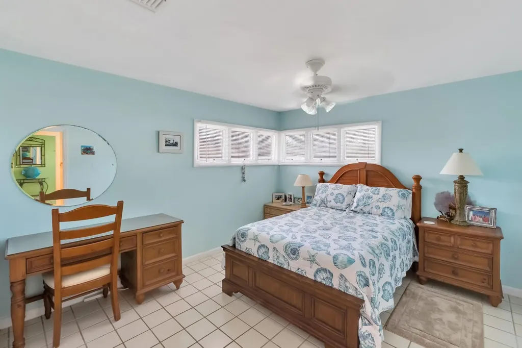 Queens Highway 18 Exuma BS