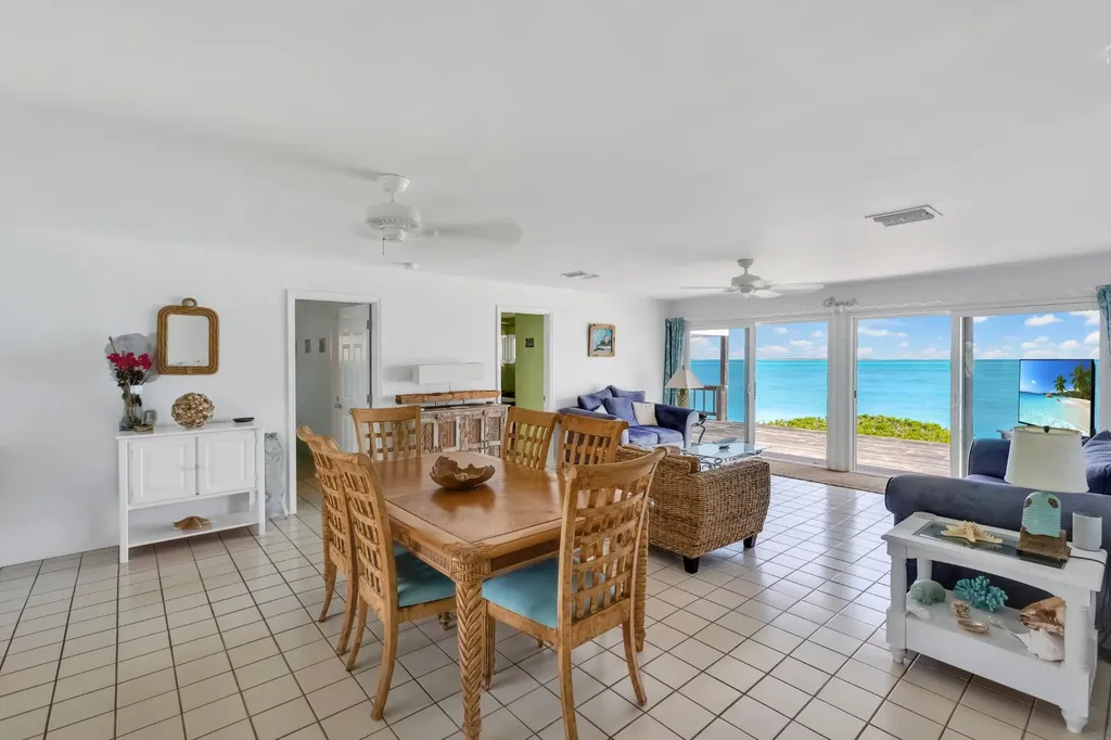 Queens Highway 18 Exuma BS