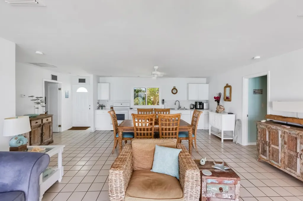 Queens Highway 18 Exuma BS