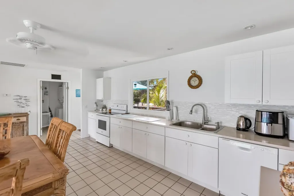 Queens Highway 18 Exuma BS