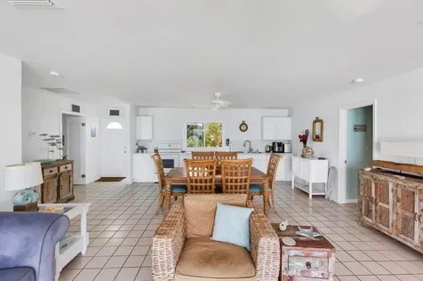 Queens Highway 18 Exuma BS