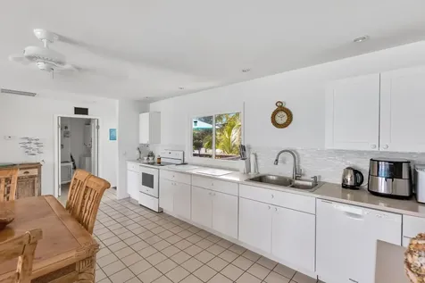 Queens Highway 18 Exuma BS