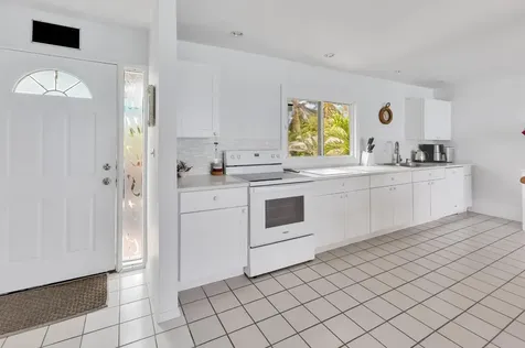 Queens Highway 18 Exuma BS