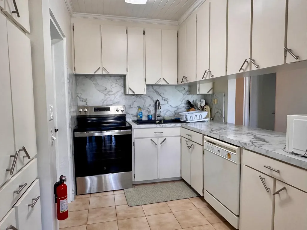 Leo Pinder Main Street 21 Street Eleuthera BS