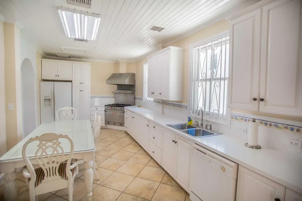 Eastern Road Beachfront New Providence Paradise Island BS