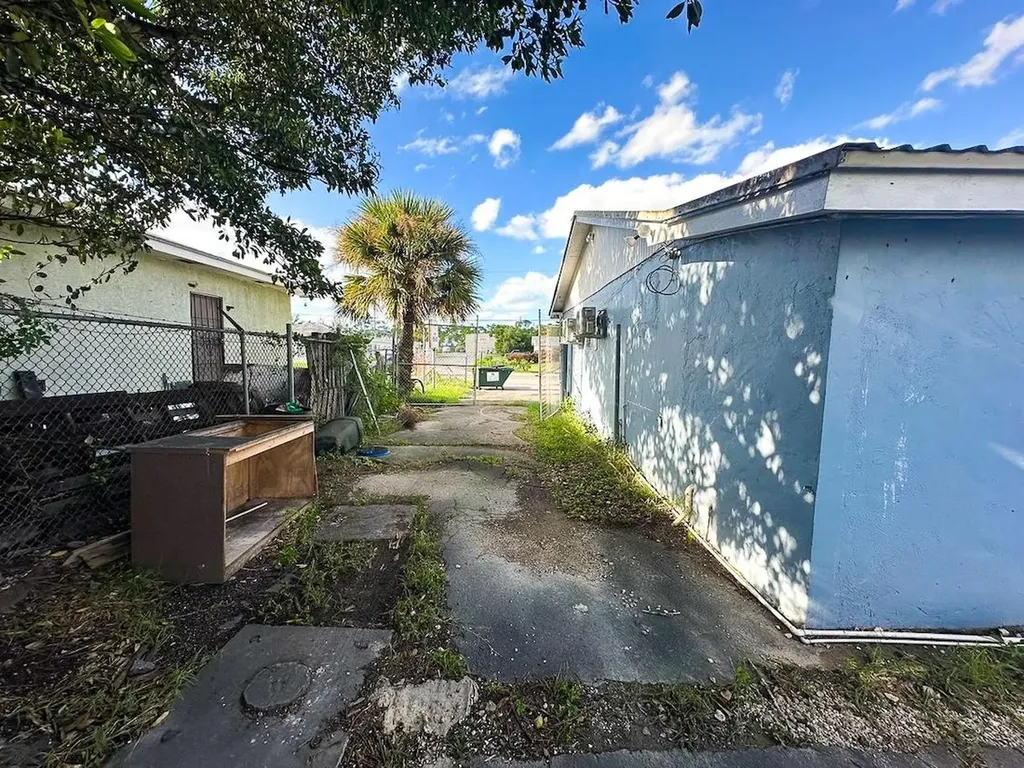 Queen's Highway E4 E5 Grand Bahama Freeport BS