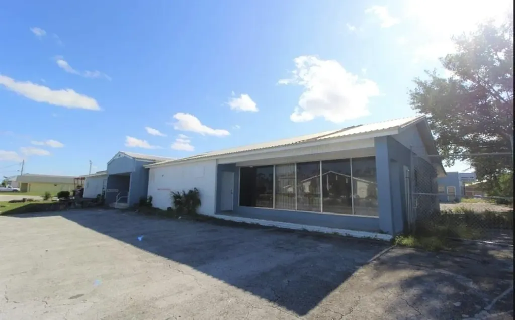 Queen's Highway E4 E5 Grand Bahama Freeport BS