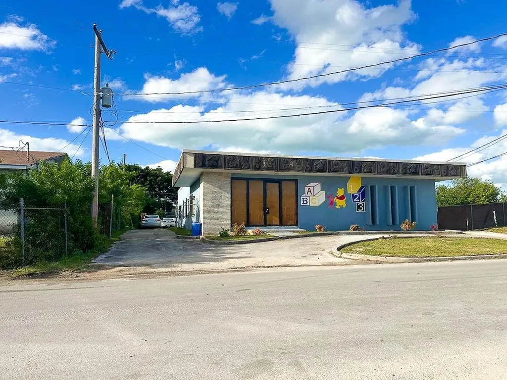 Queen's Highway E4 E5 Grand Bahama Freeport BS