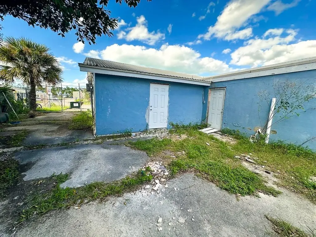 Queen's Highway E4 E5 Grand Bahama Freeport BS