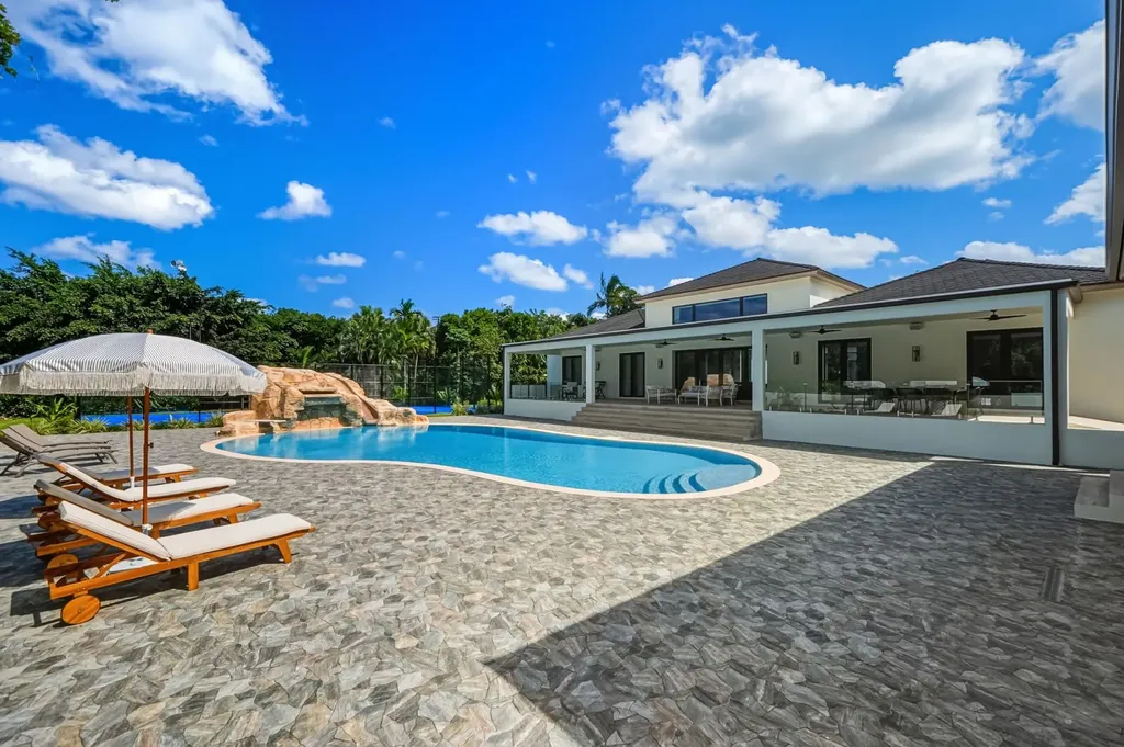 Bali Cinq New Providence Paradise Island BS