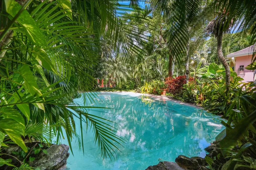 Bali Cinq New Providence Paradise Island BS