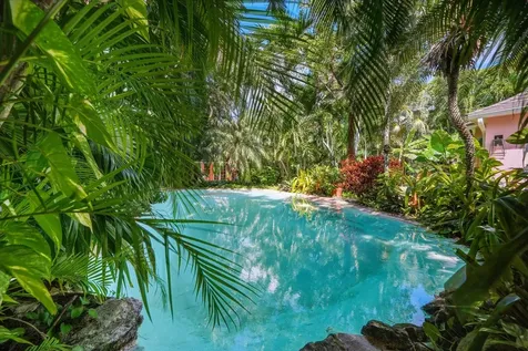 Bali Cinq New Providence Paradise Island BS