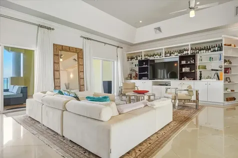 Penthouse 1, B2 Caves Heights New Providence Paradise Island BS