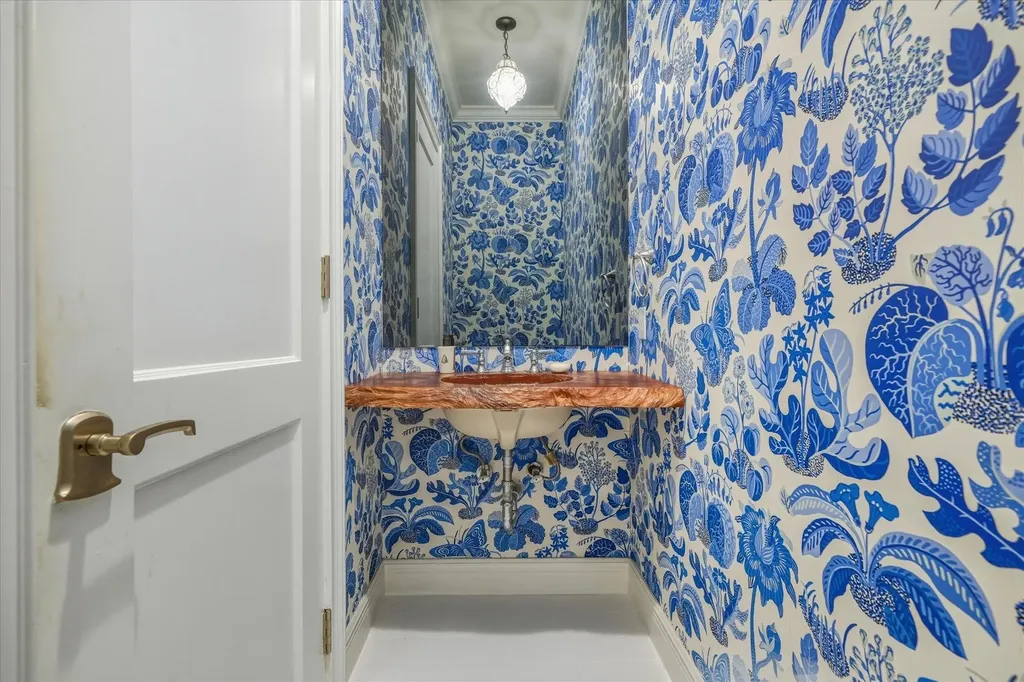 5 Charleston New Providence Paradise Island BS