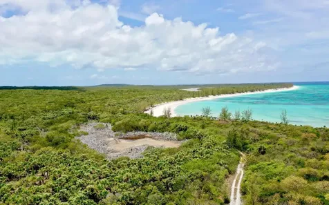 10 Acres, Flamingo Point, Cat Island BS