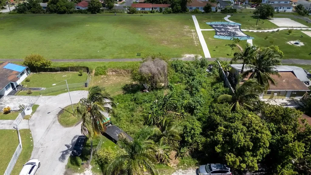 Golden Gates New Providence Paradise Island BS