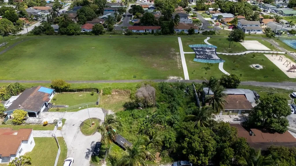 Golden Gates New Providence Paradise Island BS