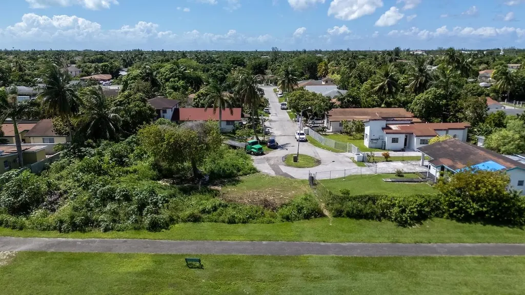 Golden Gates New Providence Paradise Island BS