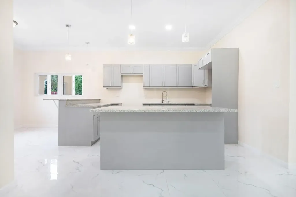 185 Hopkins Drive New Providence Paradise Island BS