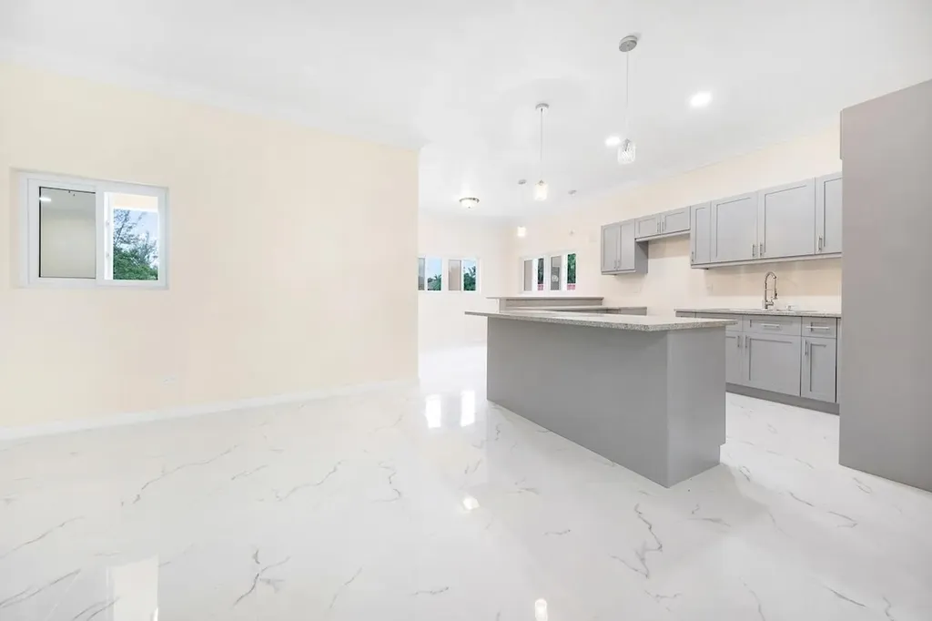 185 Hopkins Drive New Providence Paradise Island BS