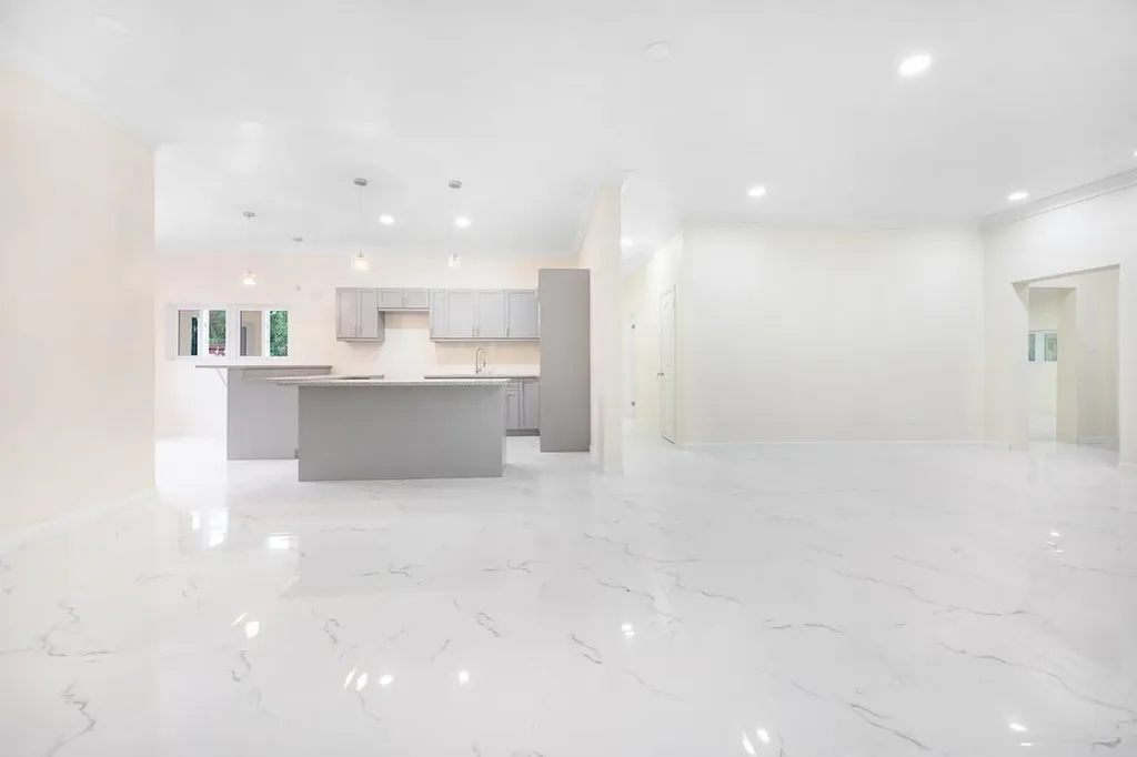 185 Hopkins Drive New Providence Paradise Island BS