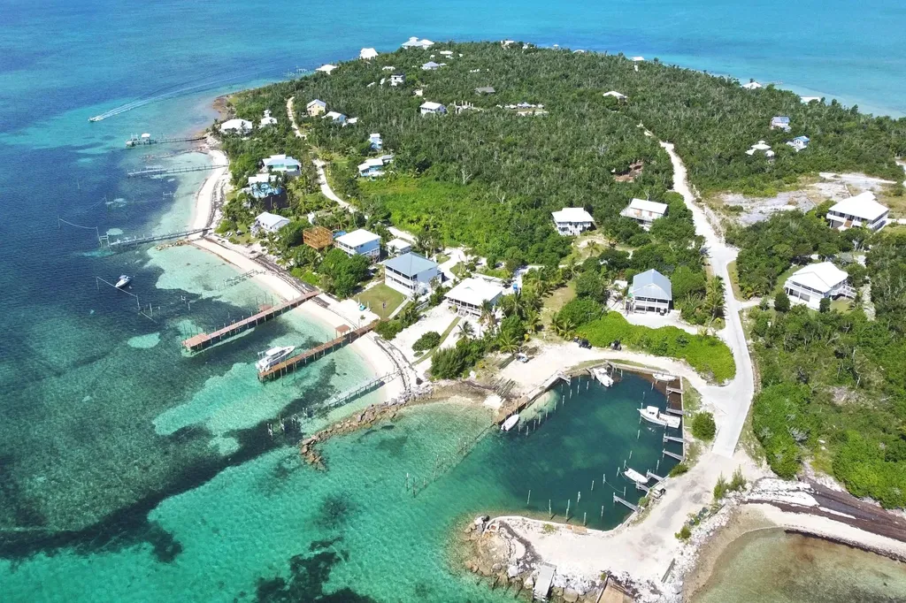 East Breeze, Lot 123 Abaco BS