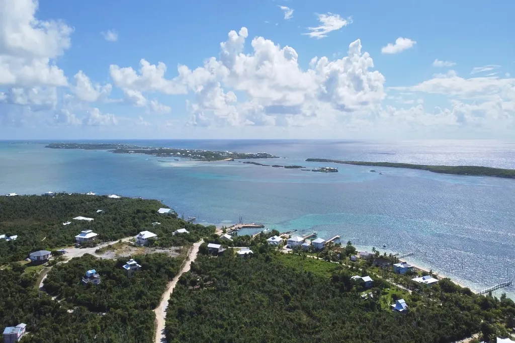 East Breeze, Lot 123 Abaco BS