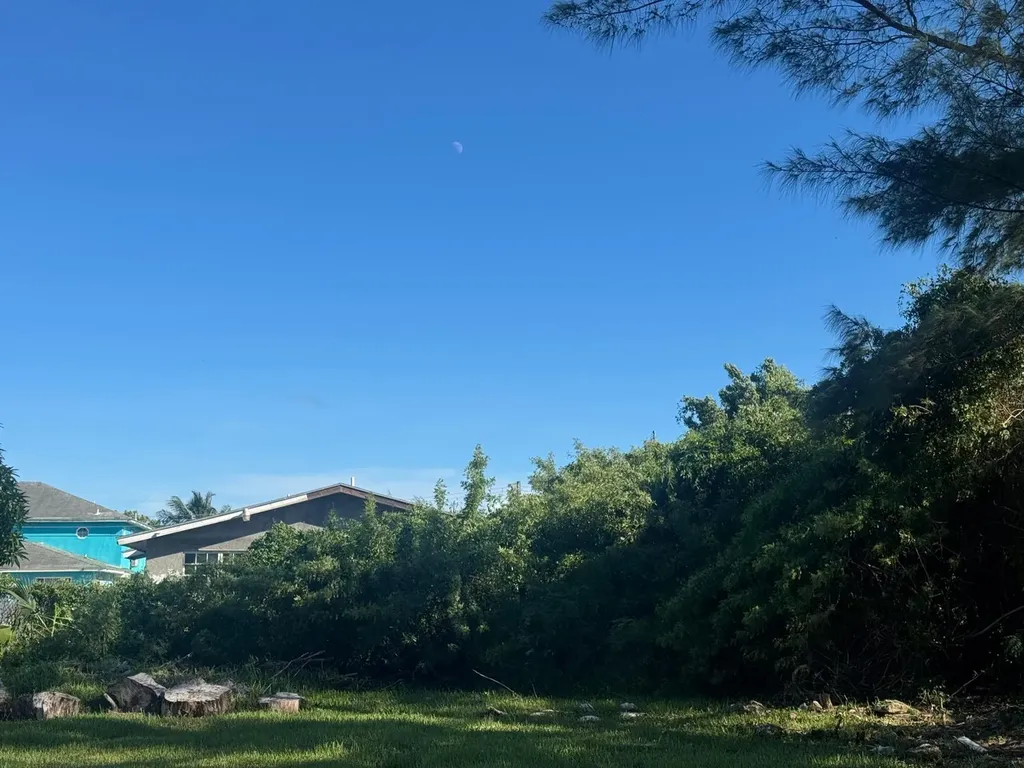 Misty Cloud Close New Providence Paradise Island BS