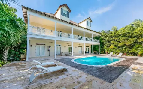 15 Bay Creek Drive New Providence Paradise Island BS