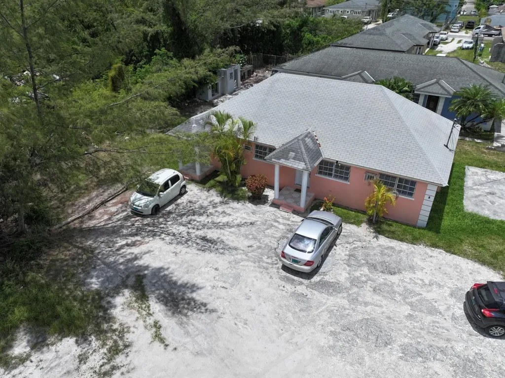L H Cox Close New Providence Paradise Island BS