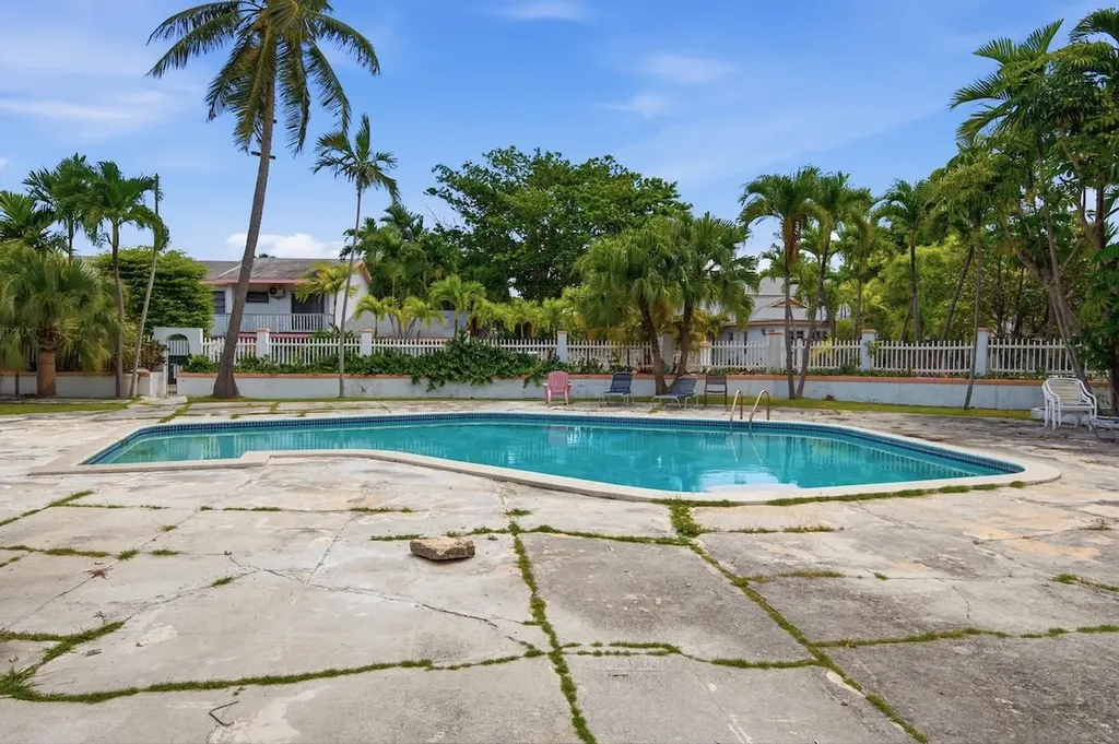 Village Road 604 New Providence Paradise Island BS