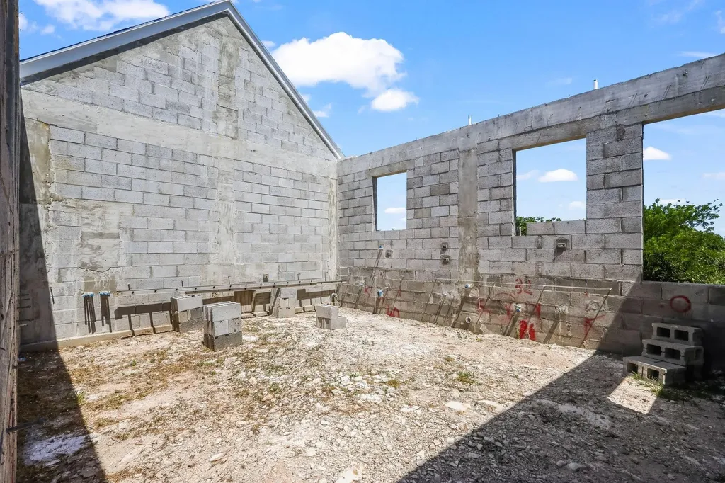 Unfinished Home- Hilltop Eleuthera BS