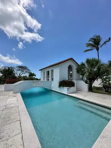 Tip Top New Providence Paradise Island BS