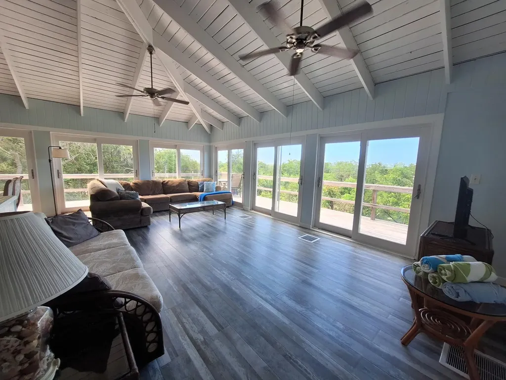 Flamingo Road 11west Exuma BS