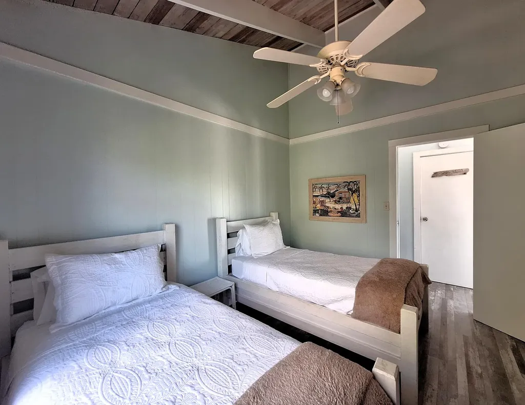 Flamingo Road 11west Exuma BS