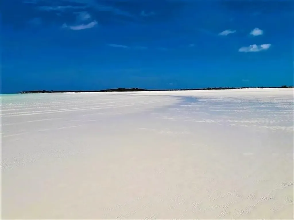 Flamingo Road 11west Exuma BS