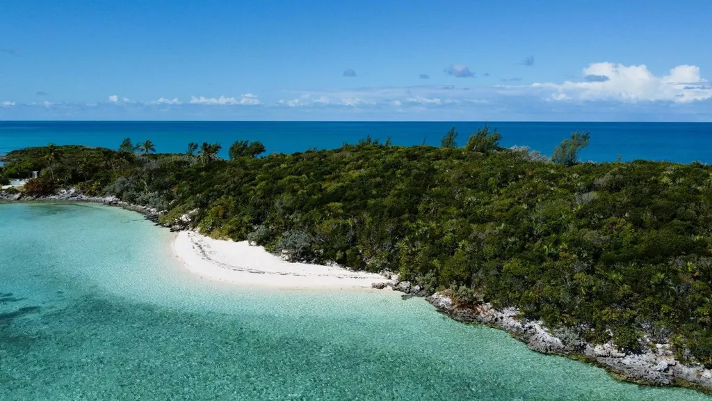 Roberts Cay, Private Isl. Exuma BS