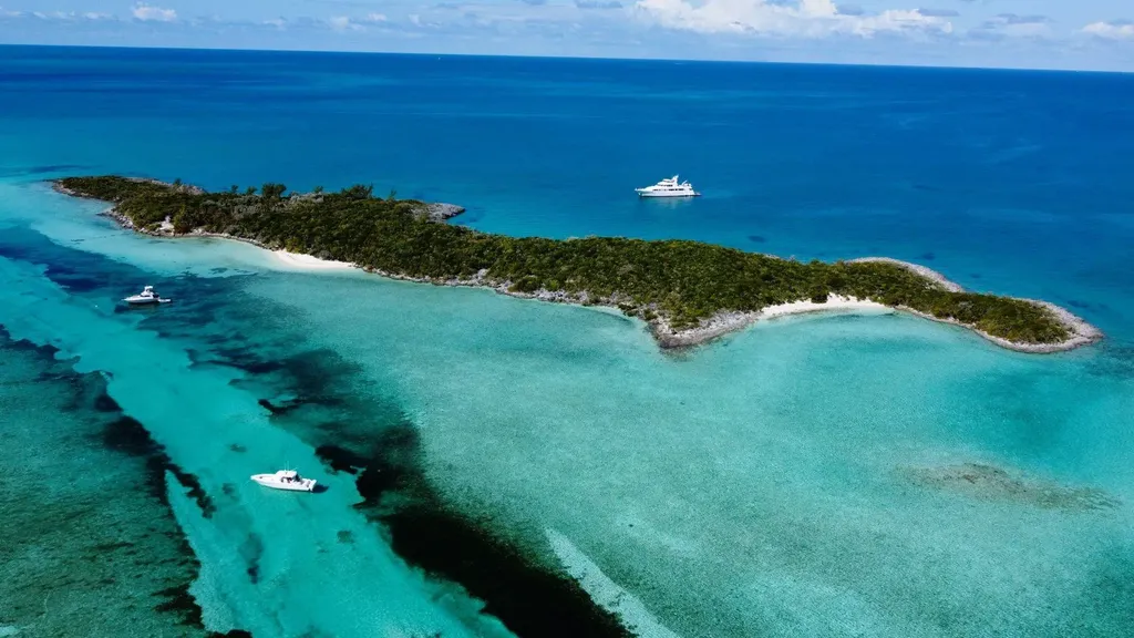 Roberts Cay, Private Isl. Exuma BS
