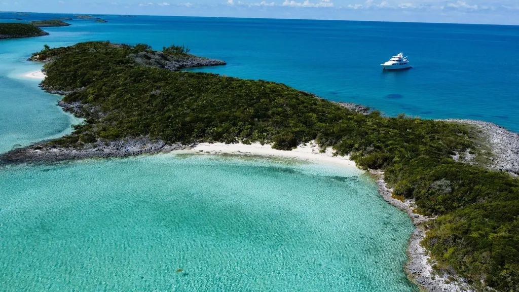 Roberts Cay, Private Isl. Exuma BS