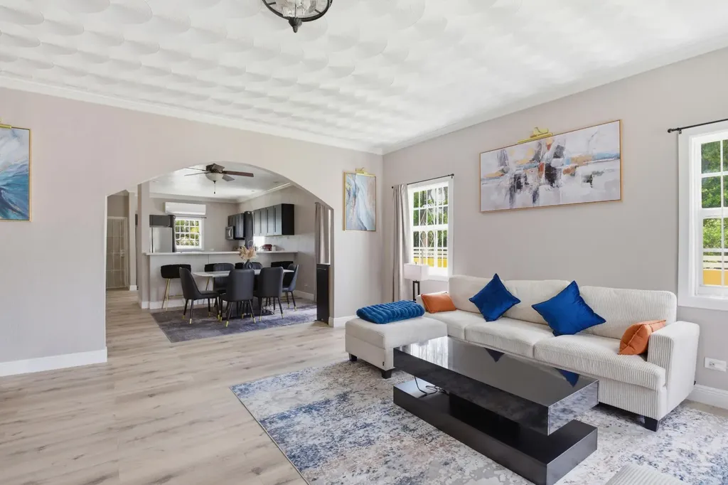 Tiana's Crescent New Providence Paradise Island BS