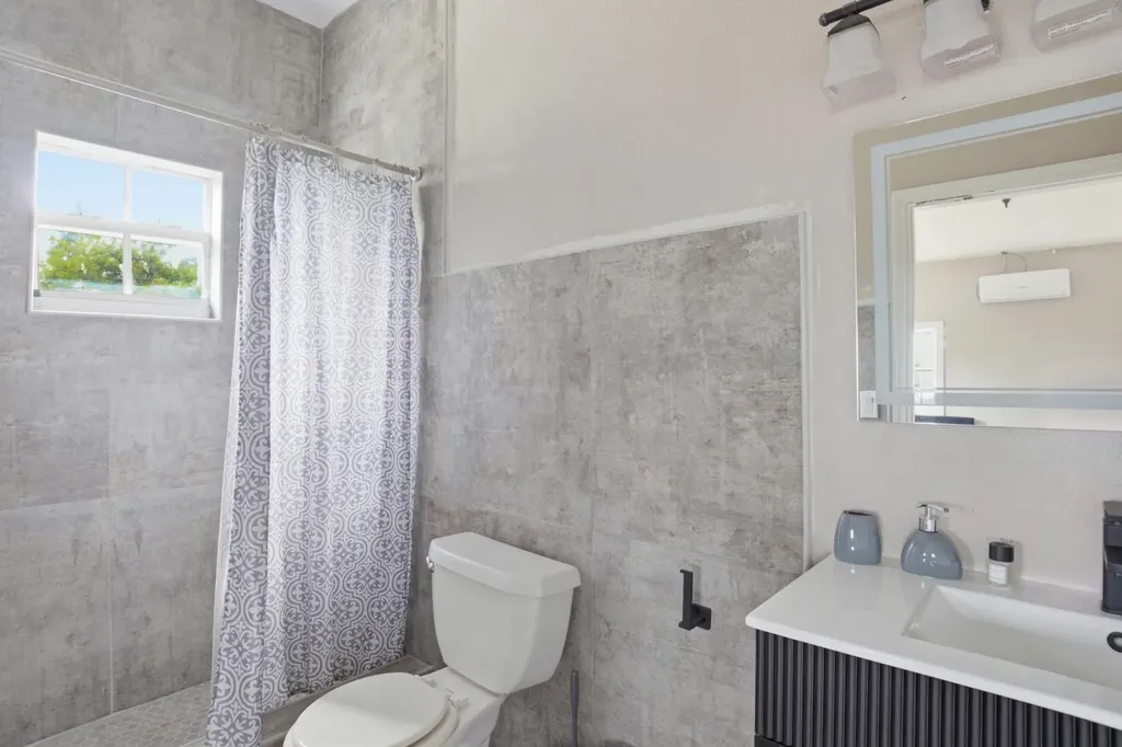 Tiana's Crescent New Providence Paradise Island BS