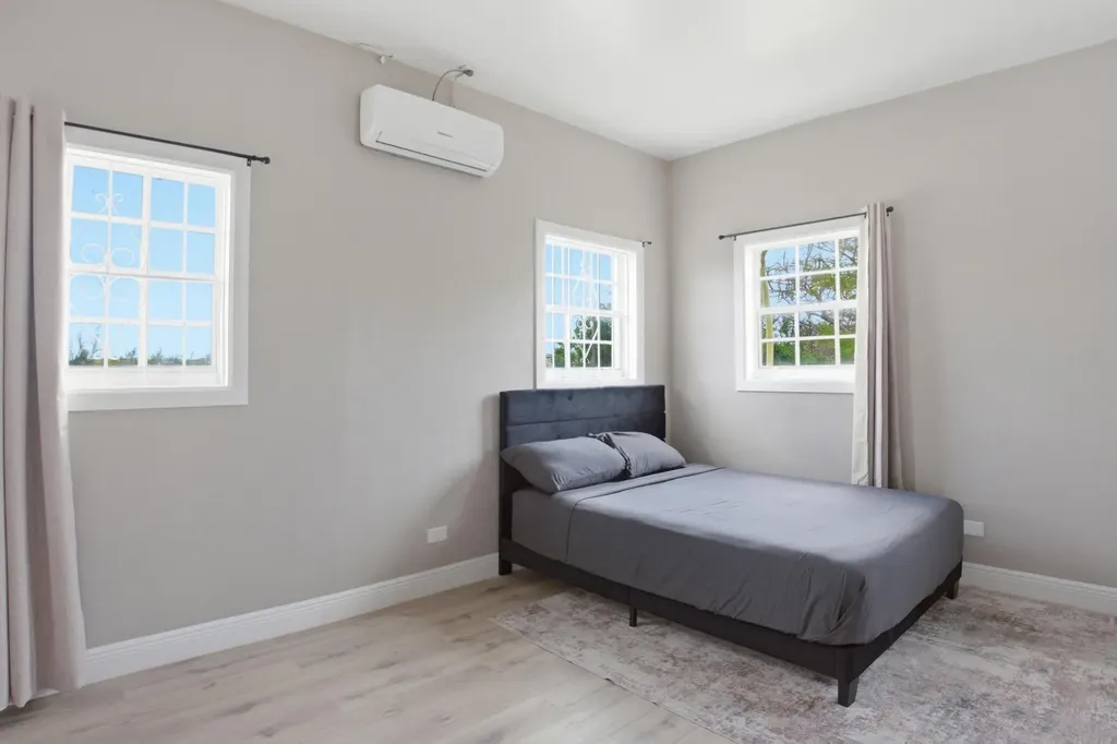 Tiana's Crescent New Providence Paradise Island BS