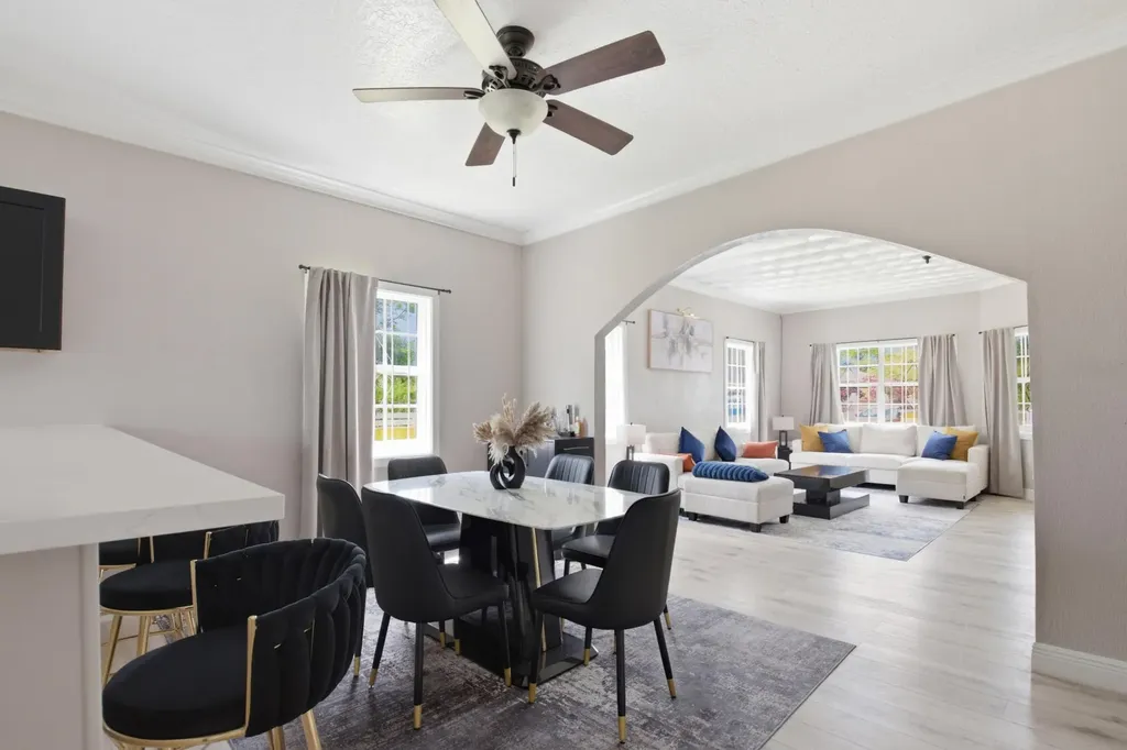 Tiana's Crescent New Providence Paradise Island BS