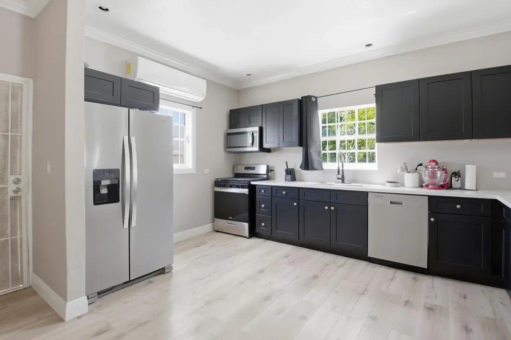 Tiana's Crescent New Providence Paradise Island BS