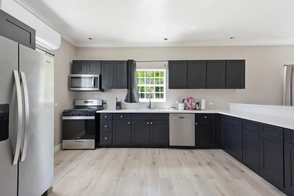 Tiana's Crescent New Providence Paradise Island BS