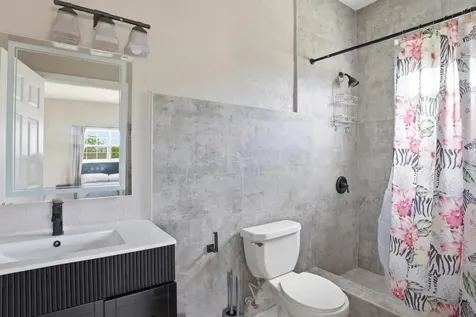 Tiana's Crescent New Providence Paradise Island BS