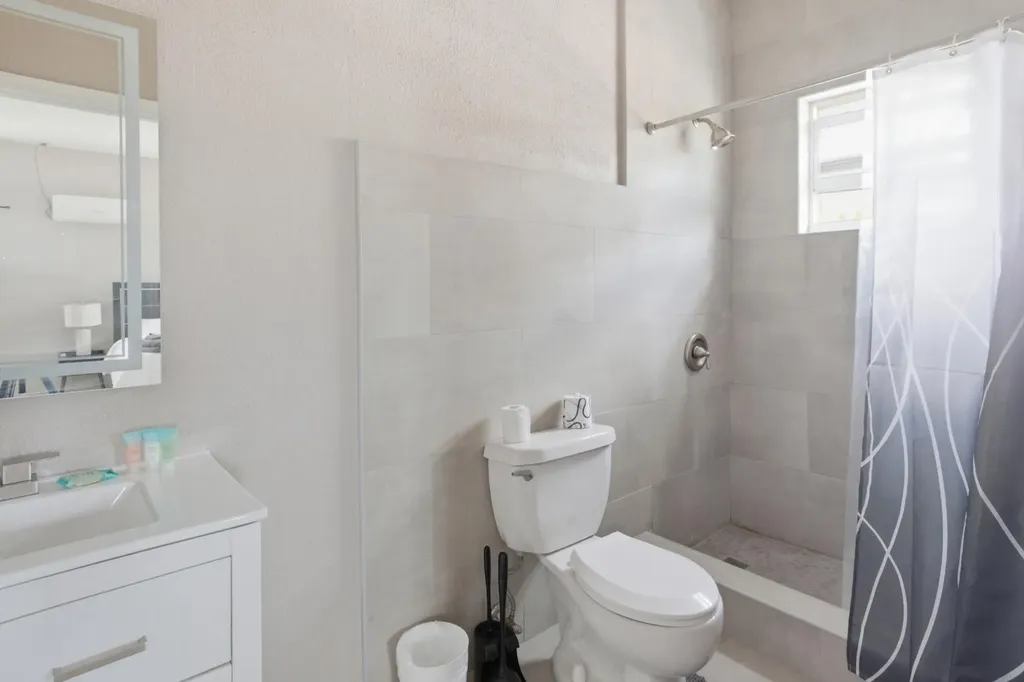 Tiana's Crescent New Providence Paradise Island BS