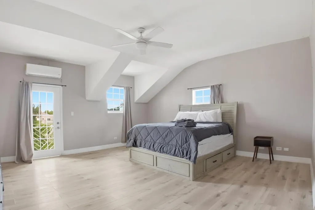 Tiana's Crescent New Providence Paradise Island BS
