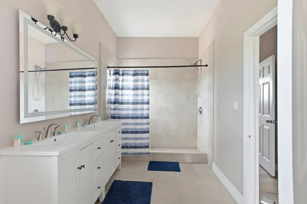 Tiana's Crescent New Providence Paradise Island BS